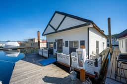 Waterfront Scenic Bay Floathome - Image 4