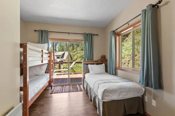 Lakeview Mountaintop Retreat in Bayview - Image 5