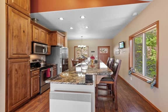 Lakeview Mountaintop Retreat in Bayview - Image 3