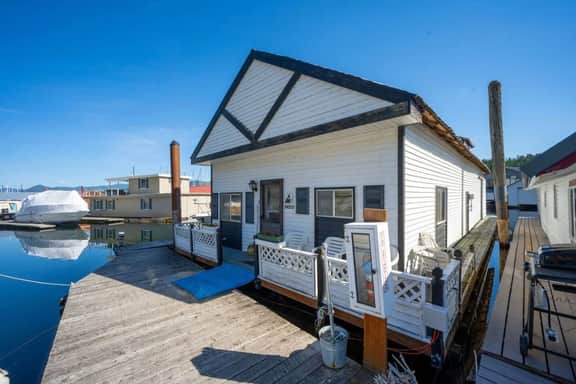 Waterfront Scenic Bay Floathome - Image 4