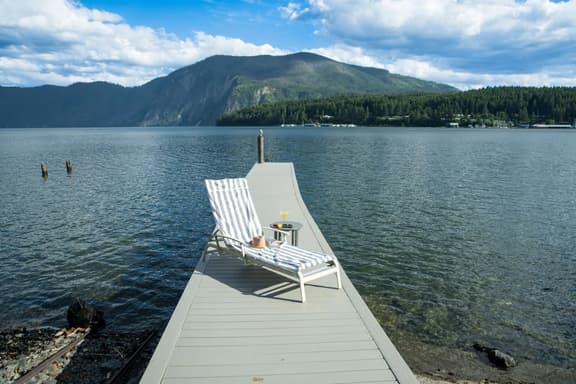 Stylish Waterfront Retreat in Bayview-Boat Dock - Image 1