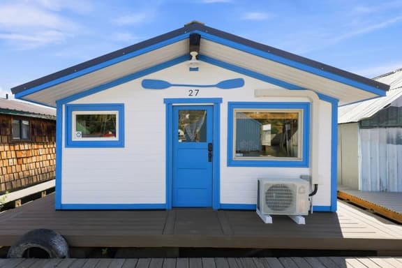 Waterfront Crooked Paddle Float Home - Image 1