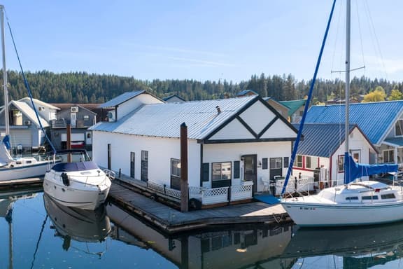 Waterfront Scenic Bay Floathome - Image 1